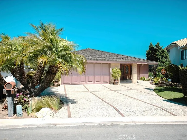 730 Saint James Pl — Photo 3