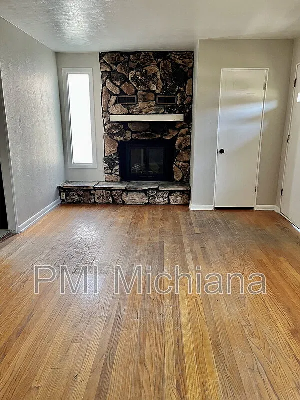 3 bed, 1.0 bath, 1570 sqft, $1,500 — Photo 2