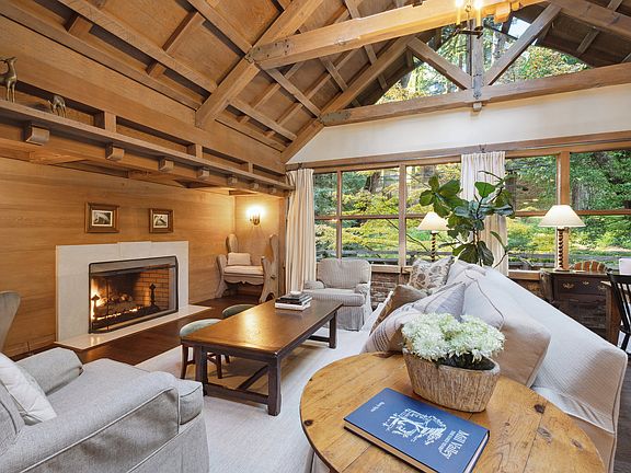 Intimate gas fireplace