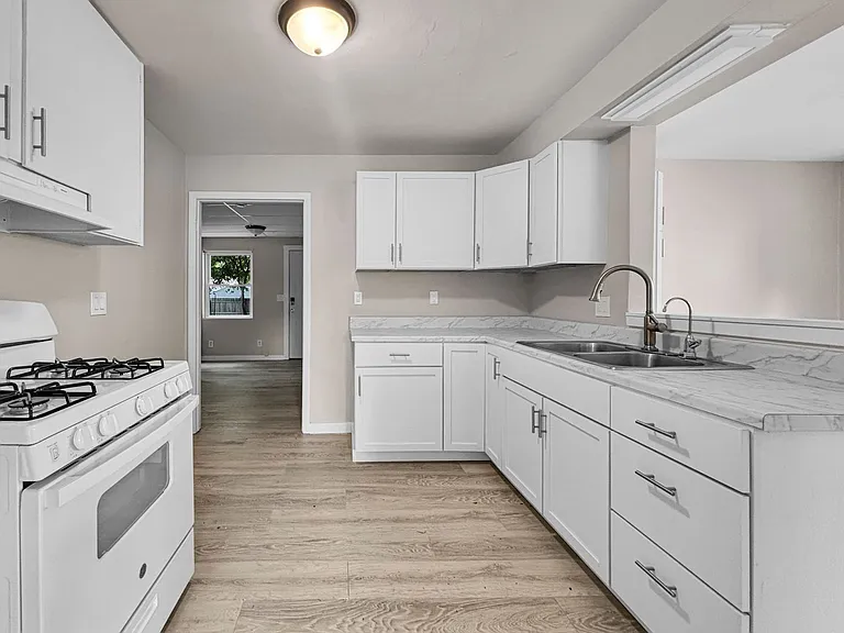 2100 Dawson Ave NE — Photo 2