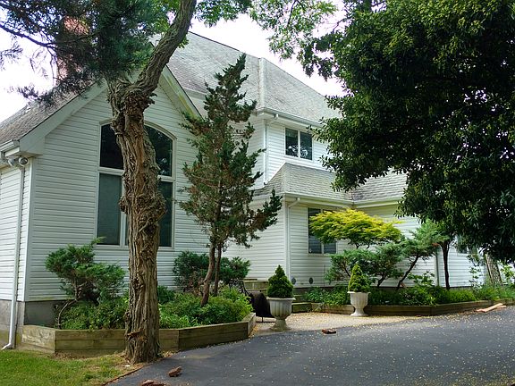 3rd image of 10 Bay St