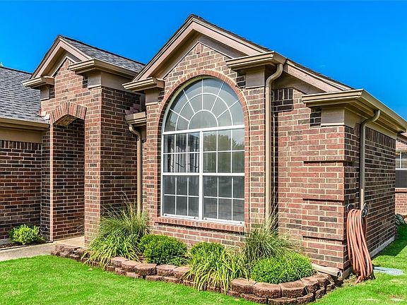 2nd image of 903 Bluffview Dr