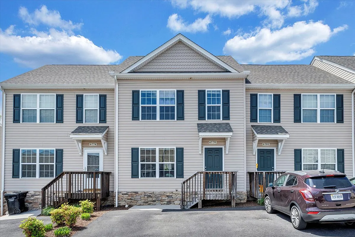 2 bed, 2.5 bath, 1440 sqft, $1,749 — Photo 1