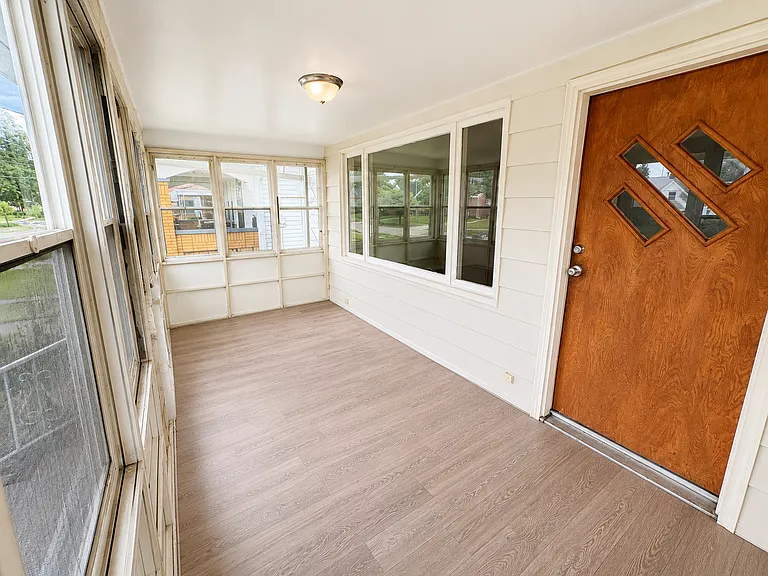 523 E Oakland St — Photo 7