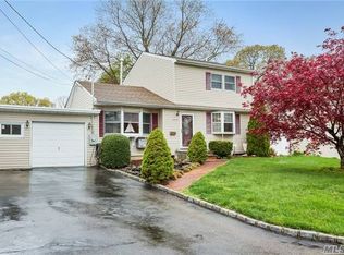 1018 Thompson Dr, Bay Shore, NY 11706
