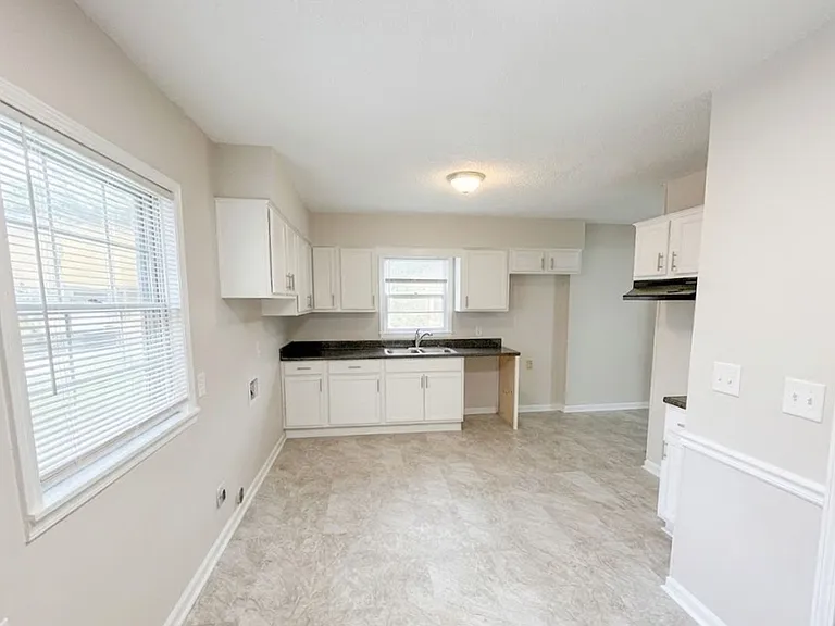 1502 Rolling Hills Dr — Photo 4