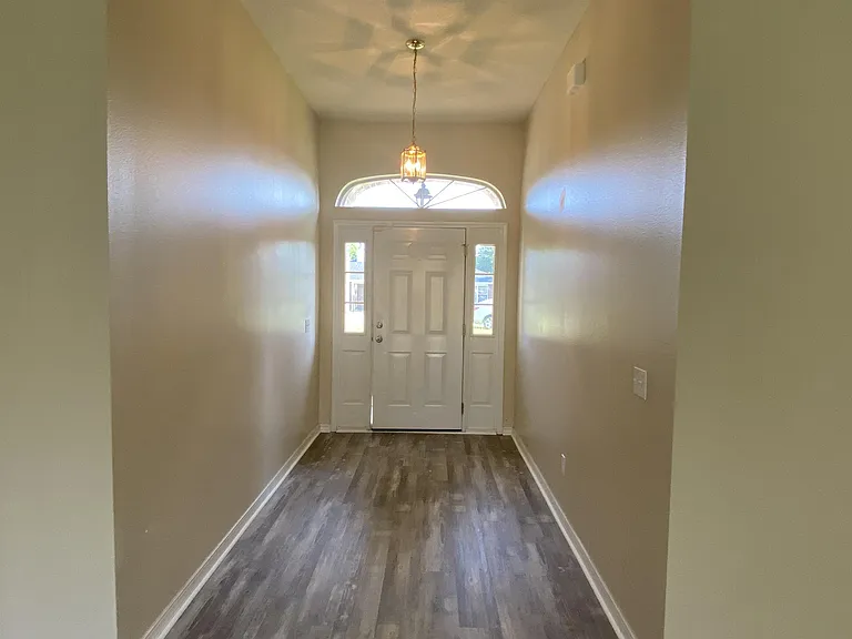 353 Peggy Dr — Photo 2