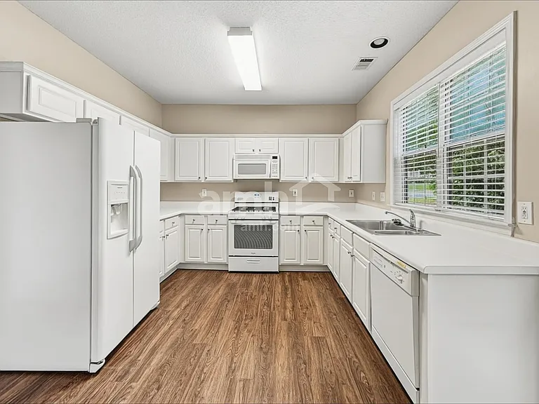4615 Ridgefair Dr — Photo 4