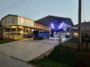 907 Meynig Dr, Crystal Beach, TX 77650