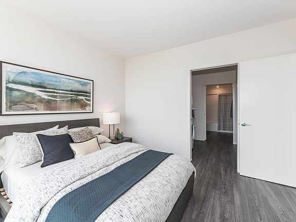 5th image of 811 W Montrose Ave #904
