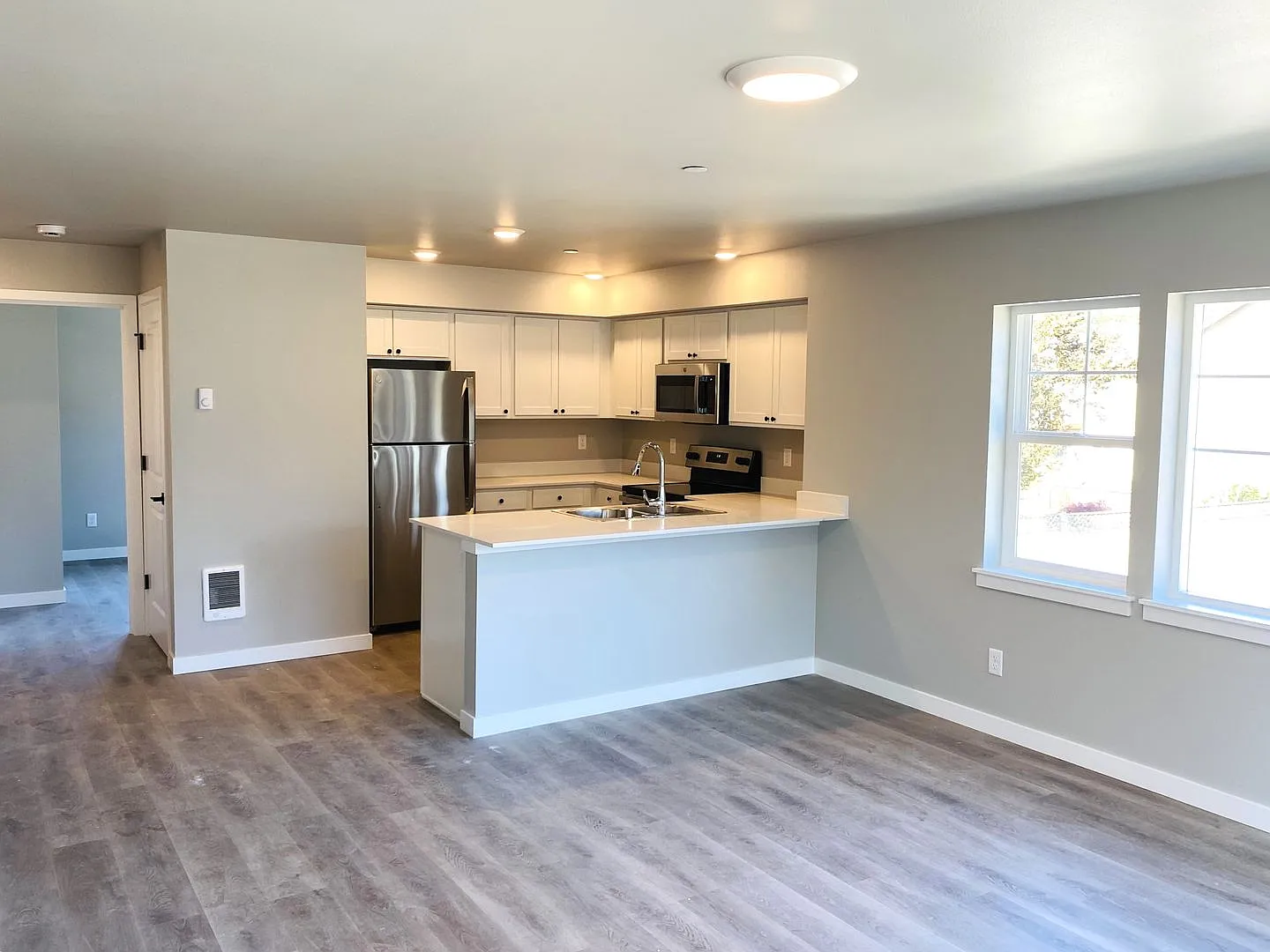 3 Bedroom, 1.5 Bathroom in Barkley Neighborhood! — Photo 3