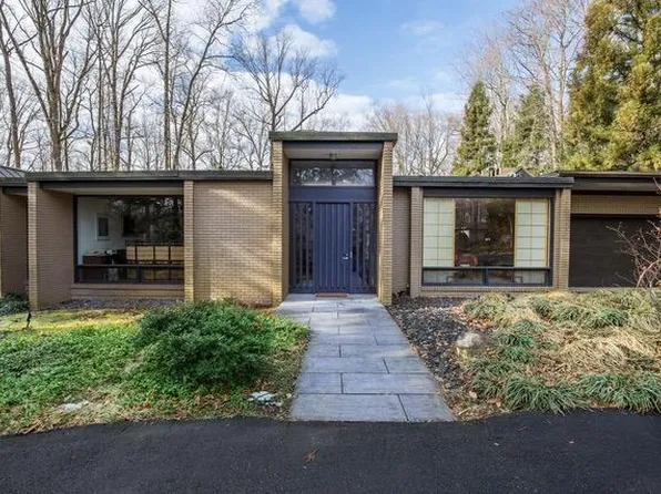 6924 Carmichael Ave, Bethesda, MD 20817