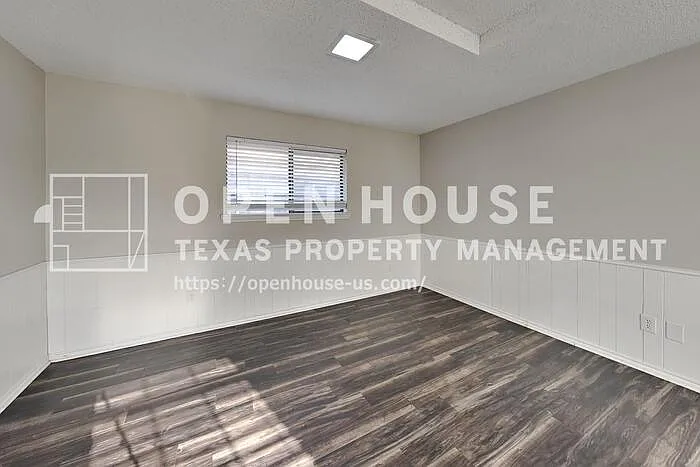 1601 Barclay Dr — Photo 5