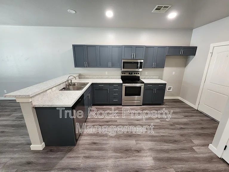 219 S Hope St — Photo 3