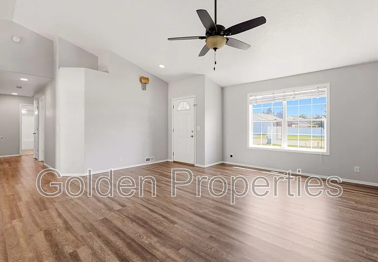 10654 N Seaside St — Photo 6
