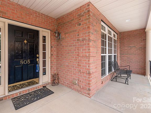 4th image of 805 Carisbrooke Ln