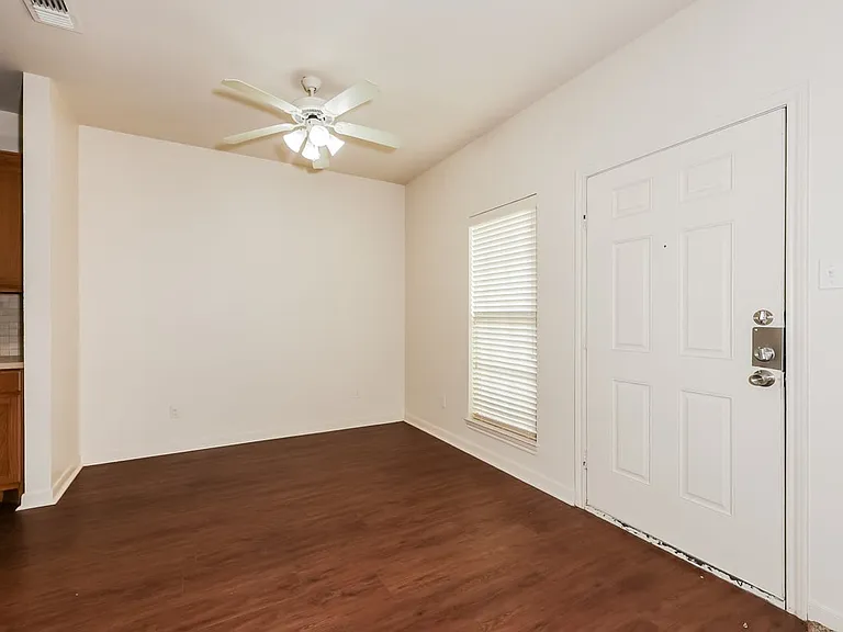 2100 Breezy Dr — Photo 3