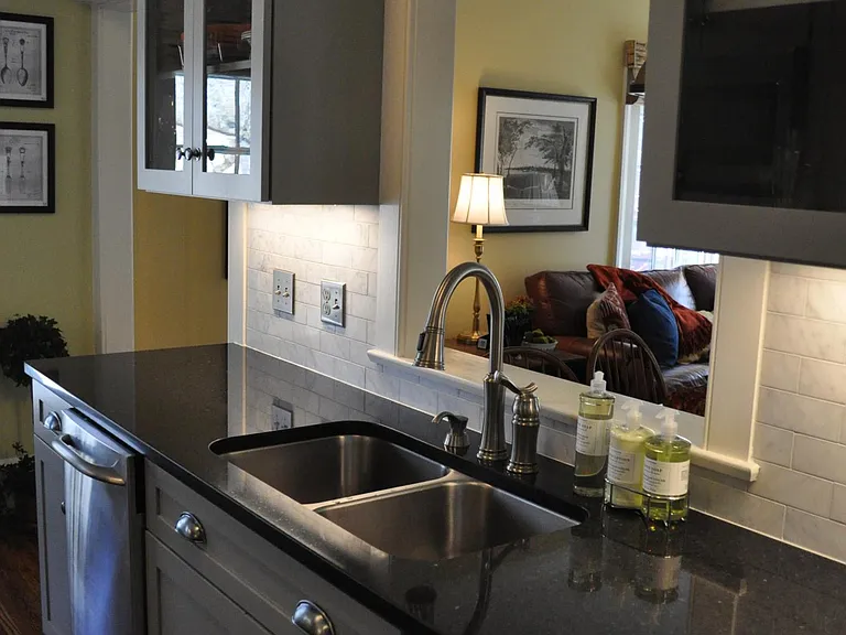 kitchen; quartzite countertop