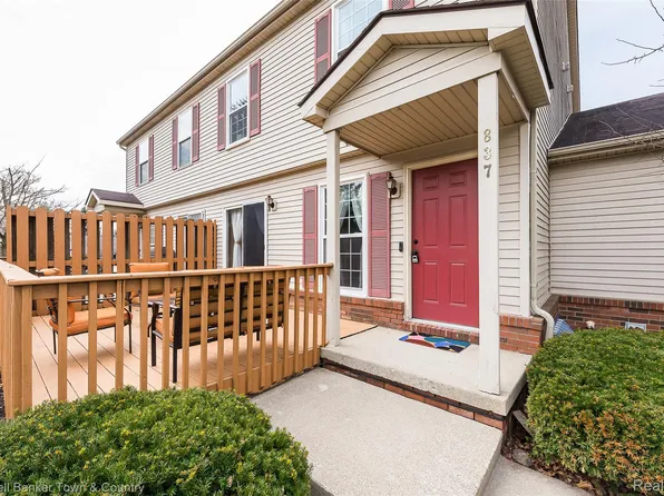 837 Oakwood Dr, Howell, MI 48843