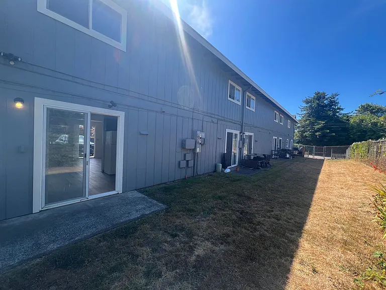 550 Schetter Ave — Photo 1