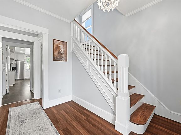 5th image of 327 E Spring St