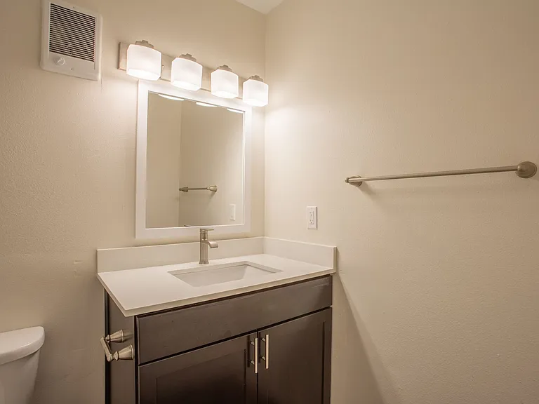 Bathroom - 1 bedroom - 648-708 sq ft floorplan - Chocolate Color Scheme