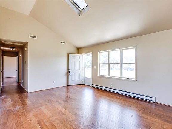 4th image of 302 King George Iii St