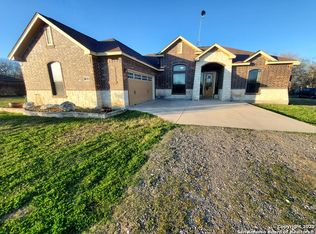 405 Falling Leaf Dr, Lytle, TX 78052