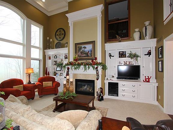 Great room w/wall of windows