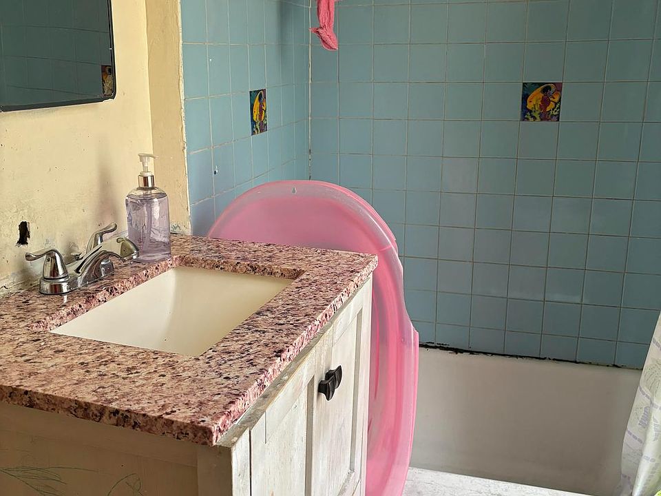 2nd image of 2156 Berwick St