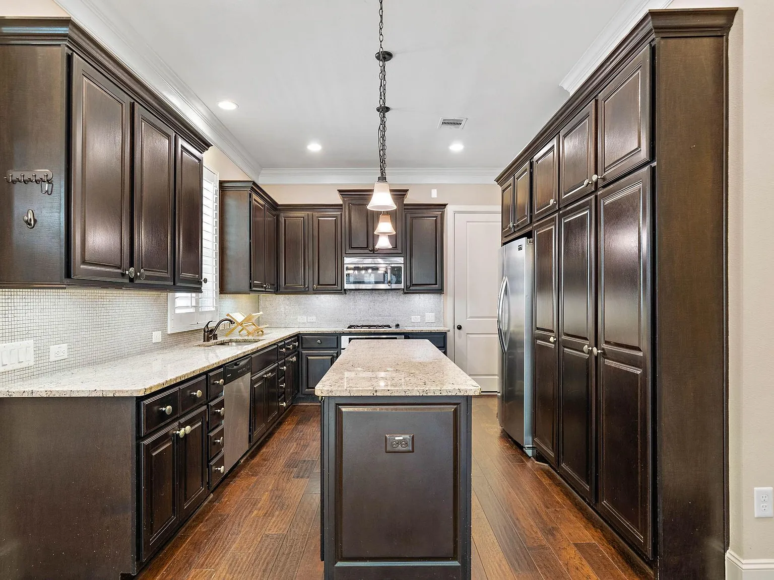 3 bed, 3.5 bath, 2641 sqft, $3,900 — Photo 3