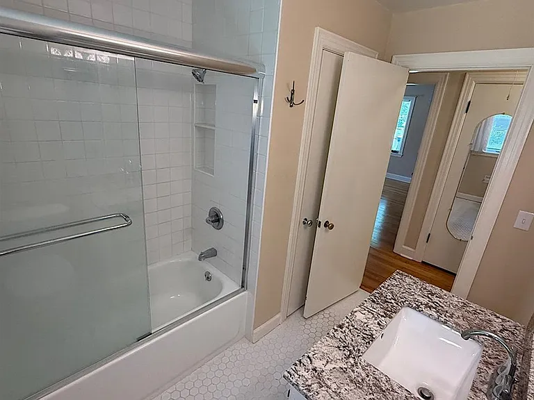 1704 Kenton St — Photo 4