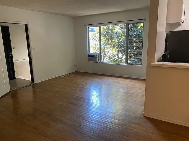 132 S Hayworth Ave #8 — Photo 4