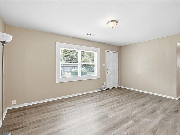 4th image of 11410 Crystal Ave