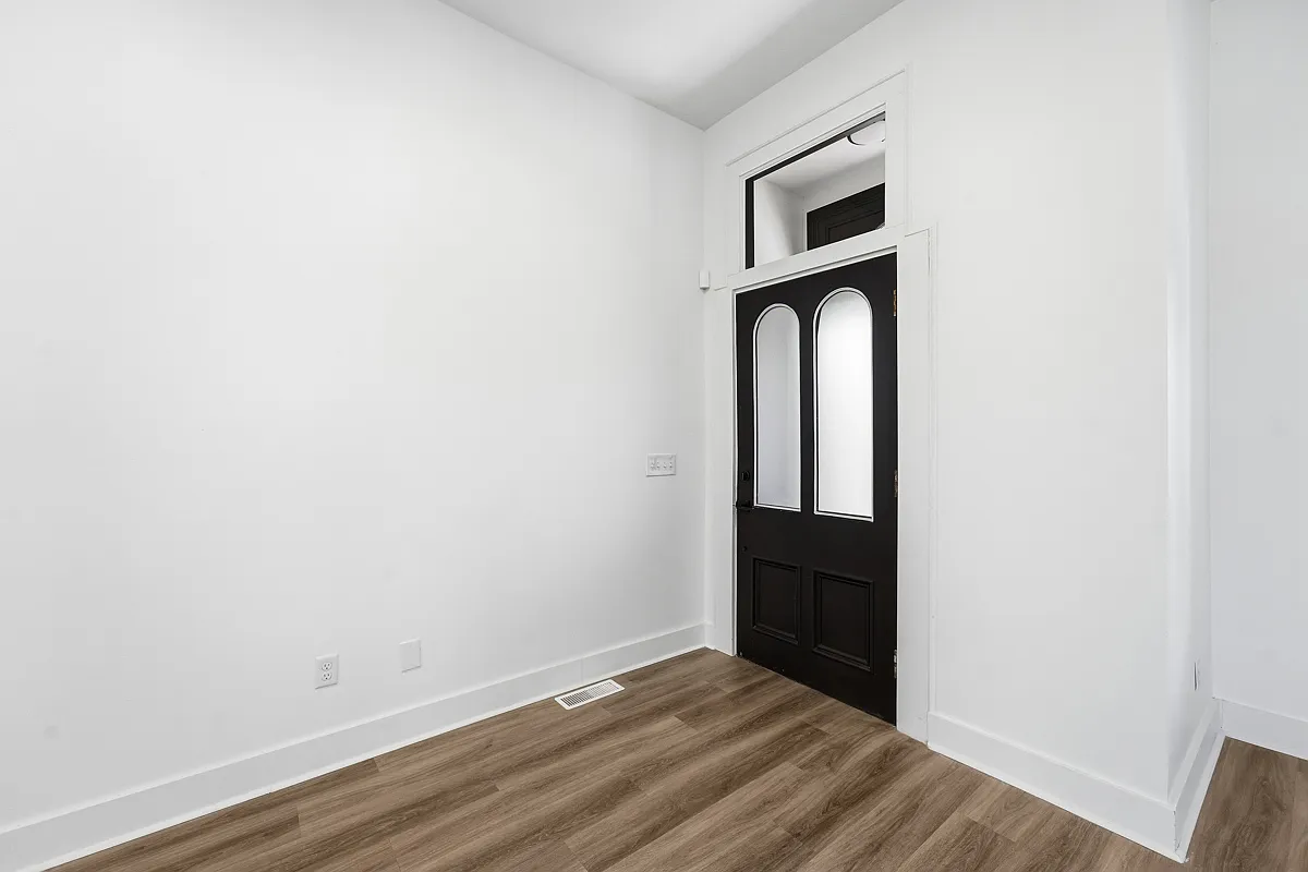 3 bed, 3738 sqft, $4,250 — Photo 4