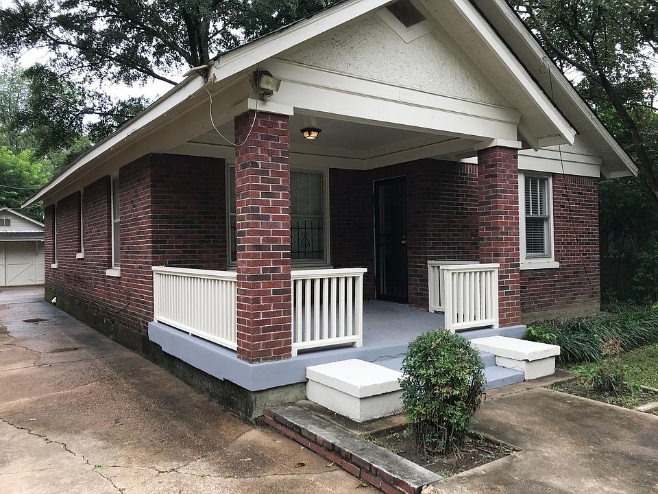 Front veiw of house, front porch, & driveway