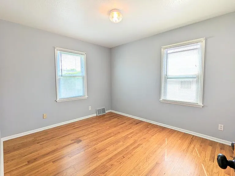 3113 Silverdale Ave — Photo 6