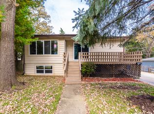 71 Robin Rd, Carpentersville, IL 60110