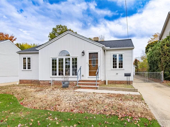 1201 Summit Dr, Mayfield Heights, OH 44124