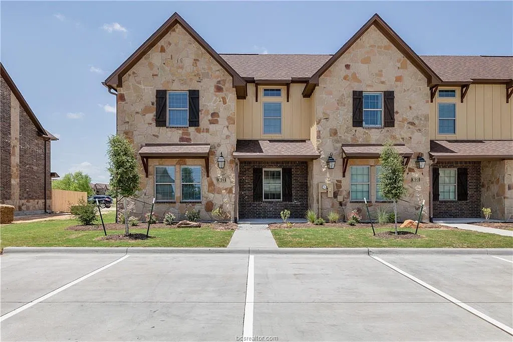 4 bed, 1975 sqft, $3,200 — Photo 1