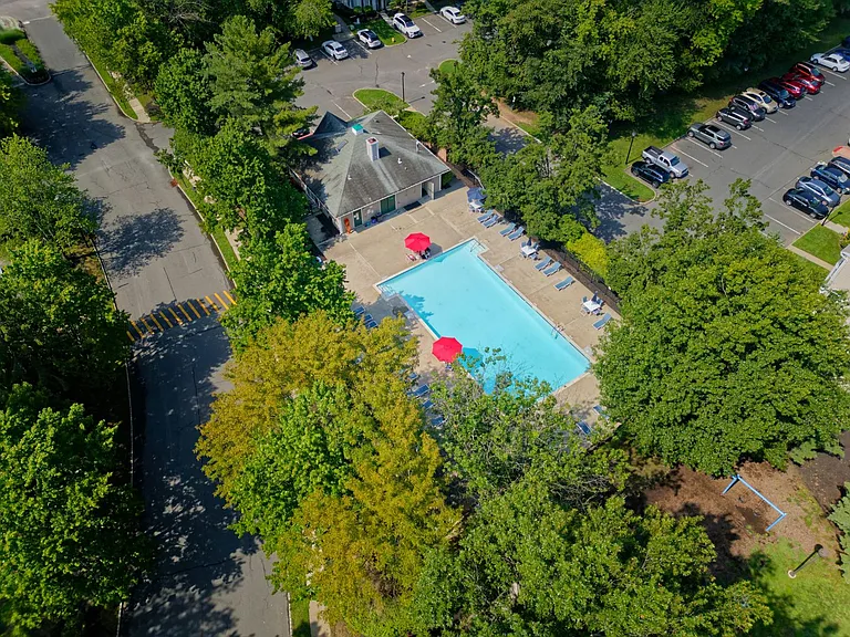 96 Versailles Ct — Photo 37