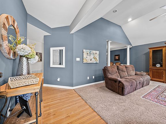 4th image of 353 Irish Cir