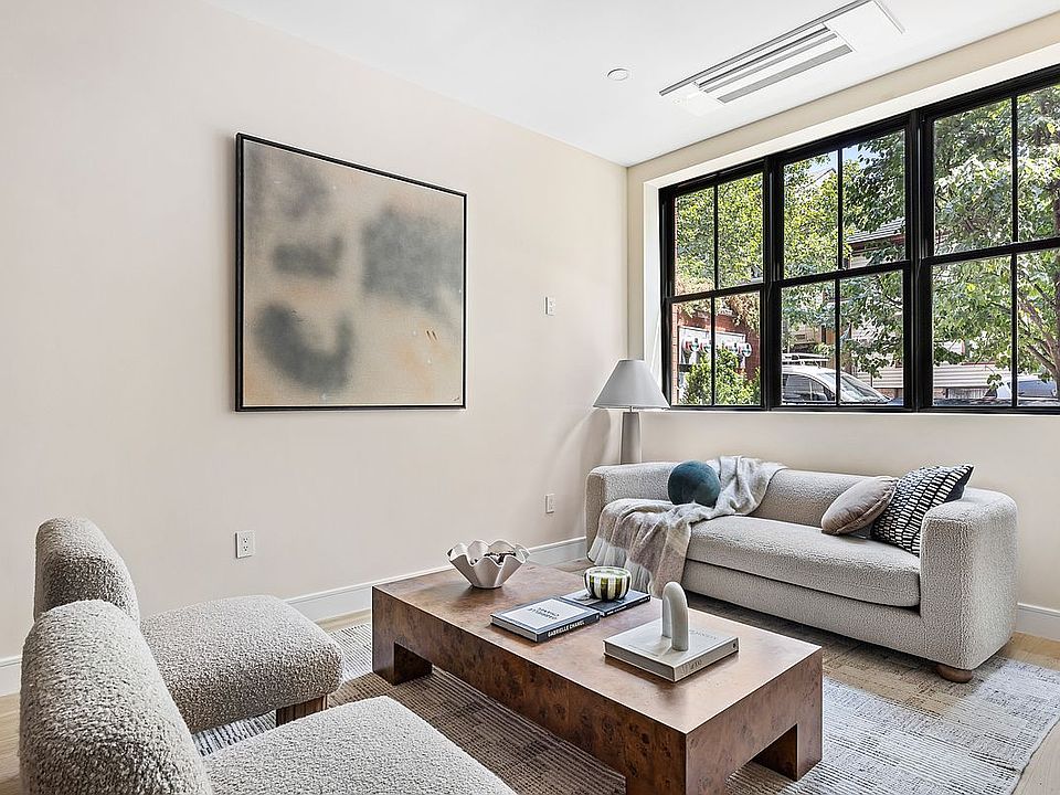 1st image of 21 Conselyea St #1