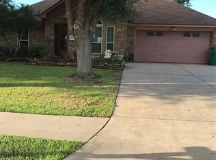 805 Manor Dr, Angleton, TX 77515