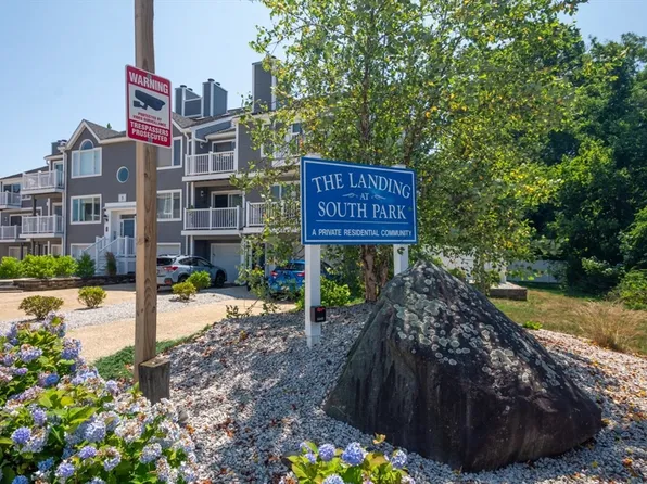 700 Shore Dr #3-303, Fall River, MA 02721