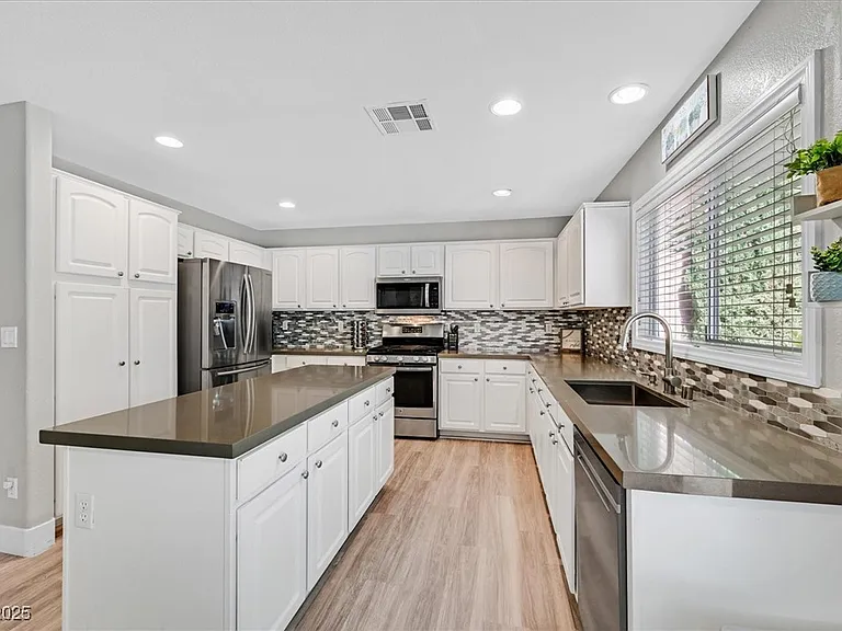 2735 Peekskill Ave — Photo 10