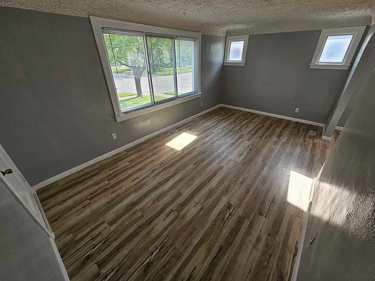 2401 Burnside Ave — Photo 6