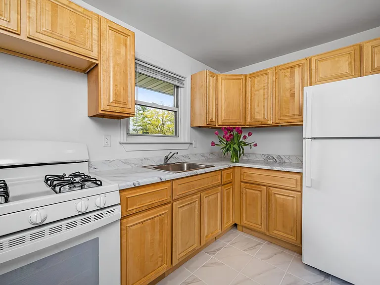 Crestwood Lake Apartments — Photo 30