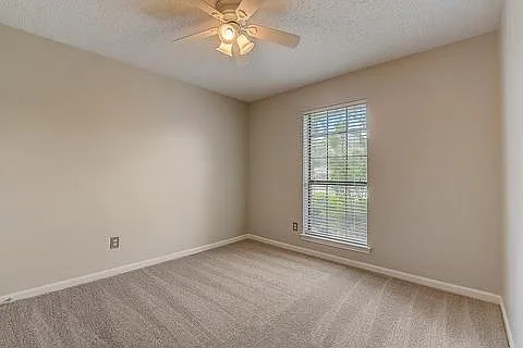 405 Kingsbridge Ct — Photo 3