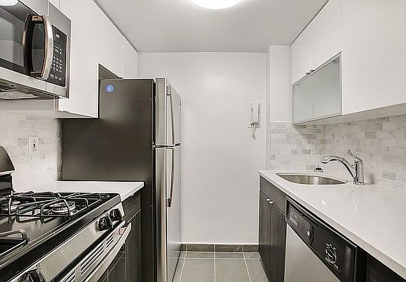 4th image of 120 E 34th St APT 19L